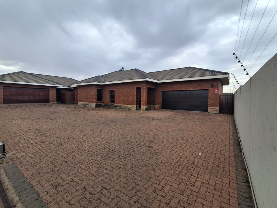 To Let 3 Bedroom Property for Rent in Hillside Free State